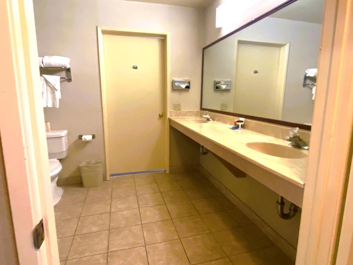 Ramada By Wyndham Los Angeles/Wilshire Center Extérieur photo
