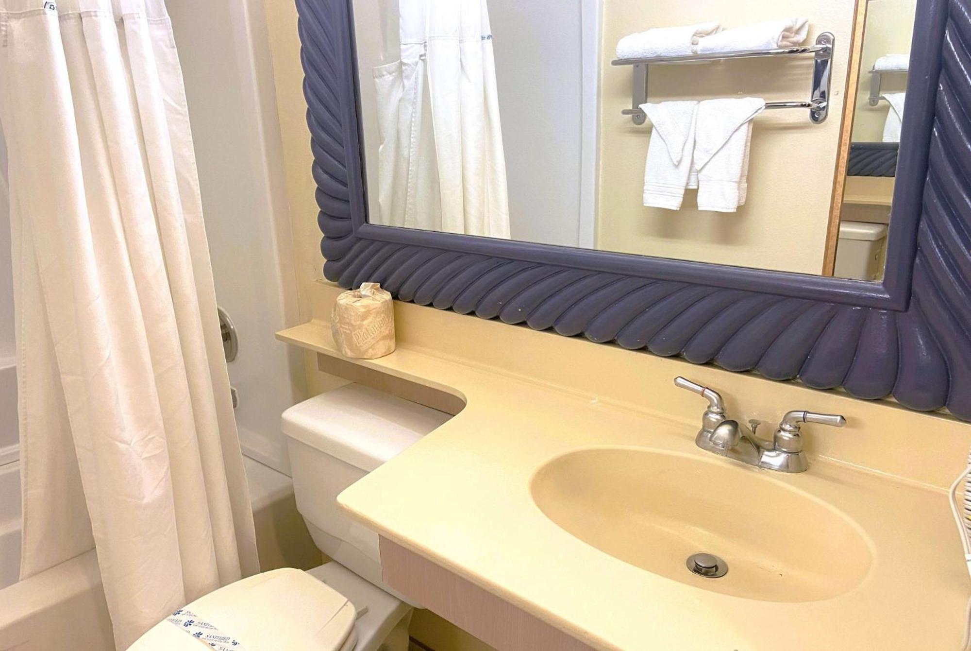Ramada By Wyndham Los Angeles/Wilshire Center Extérieur photo