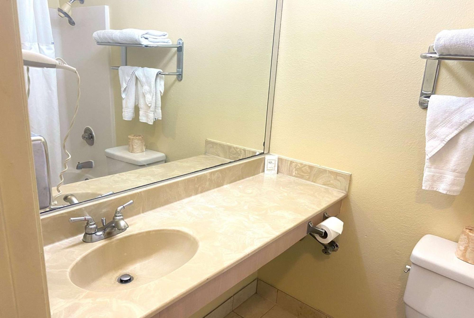 Ramada By Wyndham Los Angeles/Wilshire Center Extérieur photo