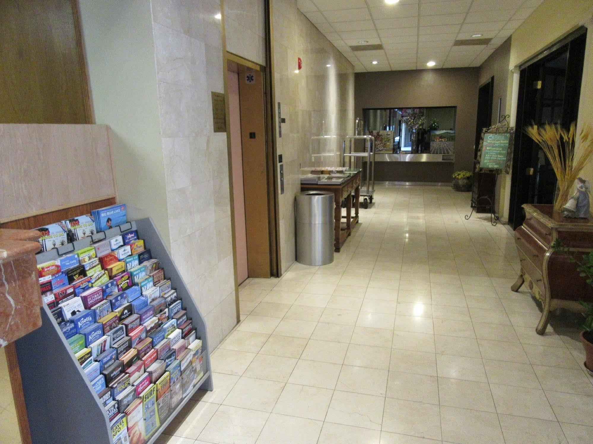 Ramada By Wyndham Los Angeles/Wilshire Center Extérieur photo
