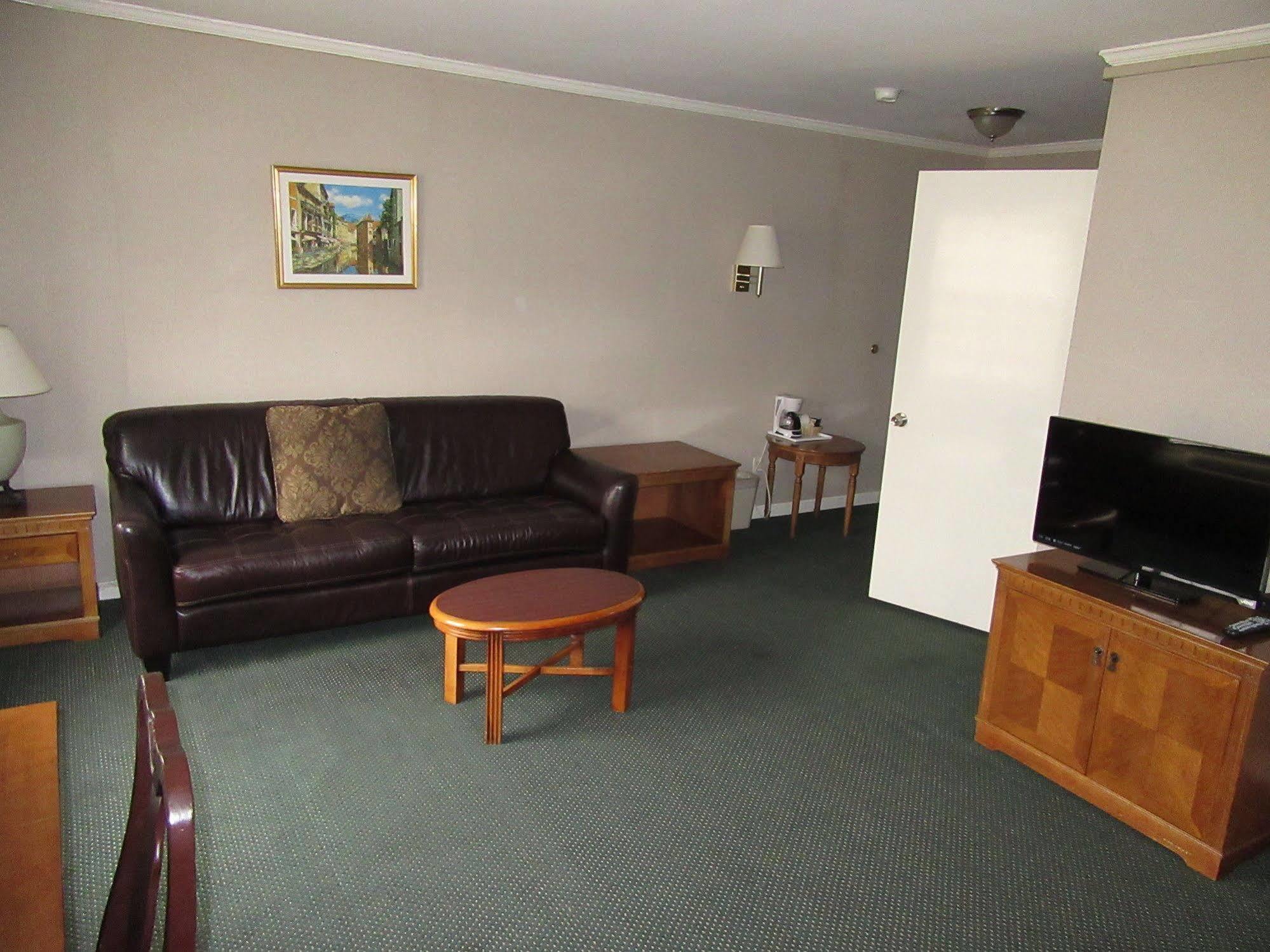 Ramada By Wyndham Los Angeles/Wilshire Center Extérieur photo
